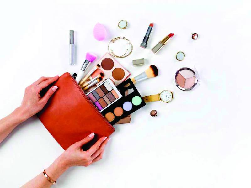 Una vez al mes, lava tu bolsa o maletín de maquillaje por dentro y por fuera.