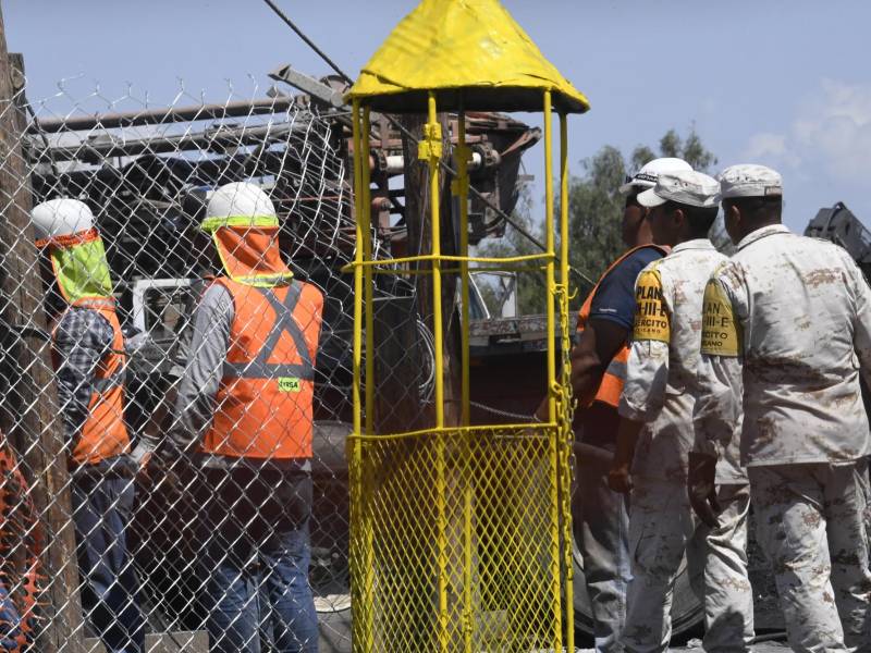 Un buzo militar ingresará esta tarde a la mina inundada para buscar a los 10 mineros atrapados desde hace una semana.