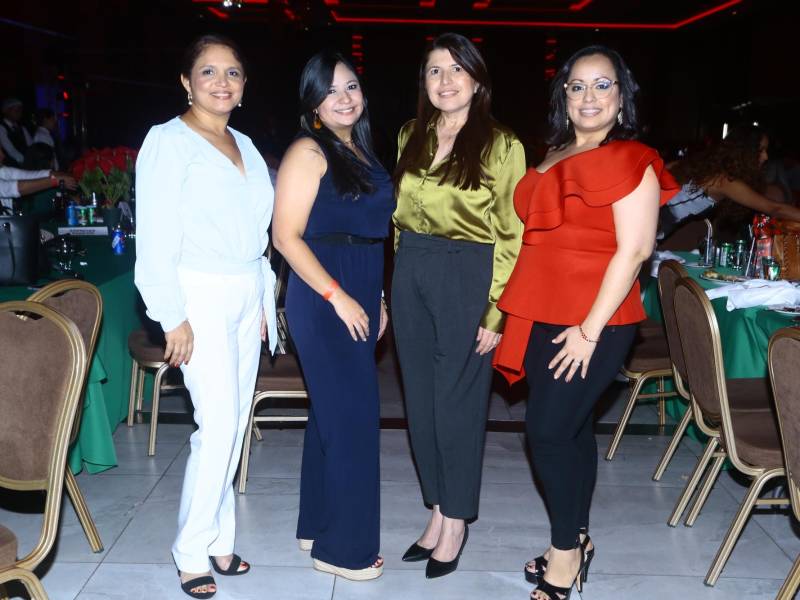 Una vez más, el Hotel Copantl de San Pedro Sula ha llevado a cabo un evento cargado de entretenimiento y sentimientos navideños, el cual se tituló “Amigo secreto”. Cientos de personas llegaron a disfrutar del ambiente que el prestigioso hotel preparó para todos, con música de Dj Jacob, comida de la casa y premios cortesía del Copantl. Durante el festejo, los presentes bailaron y se tomaron fotografías para el recuerdo de esta habitual celebración. En la foto: Patricia Barahona, Cristel Caballero, Cruz Estér Fernández y Kenia Villela