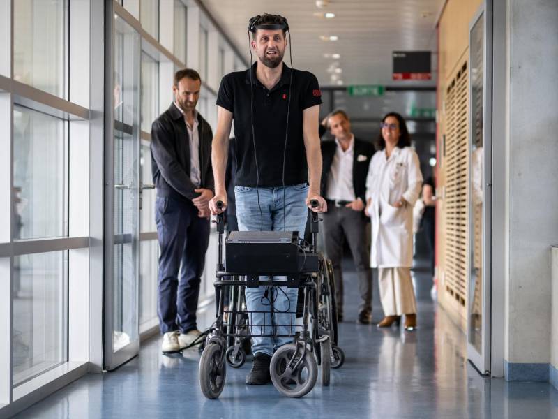 Gert-Jan, de 40 años, logró volver a caminar tras someterse a un innovador experimento médico en Suiza.