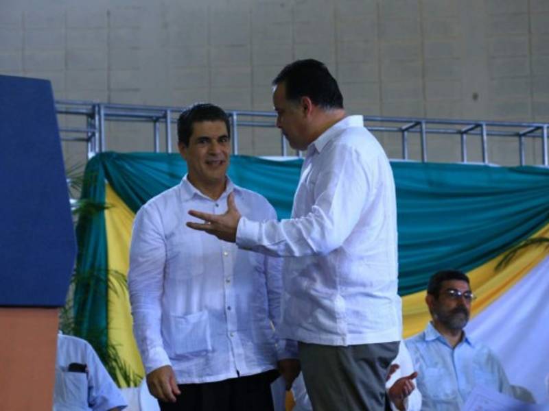 El nuevo comisionado Benito Zelaya y el alcalde Armando Calidonio.