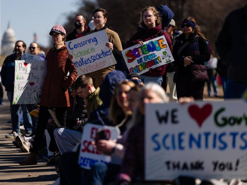 El mitin “Defiende la Ciencia” en Washington, semanas después de que el Presidente Trump eliminó los comités asesores científicos. (Eric Lee/The New York Times)