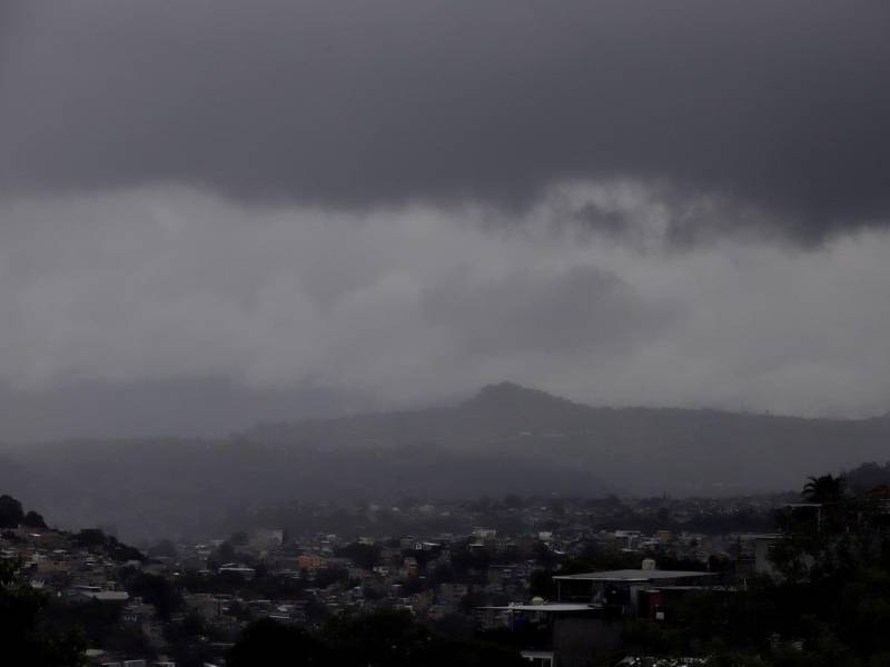 Un día nublado y lluvioso en Tegucigalpa. Fotografía de archivo.