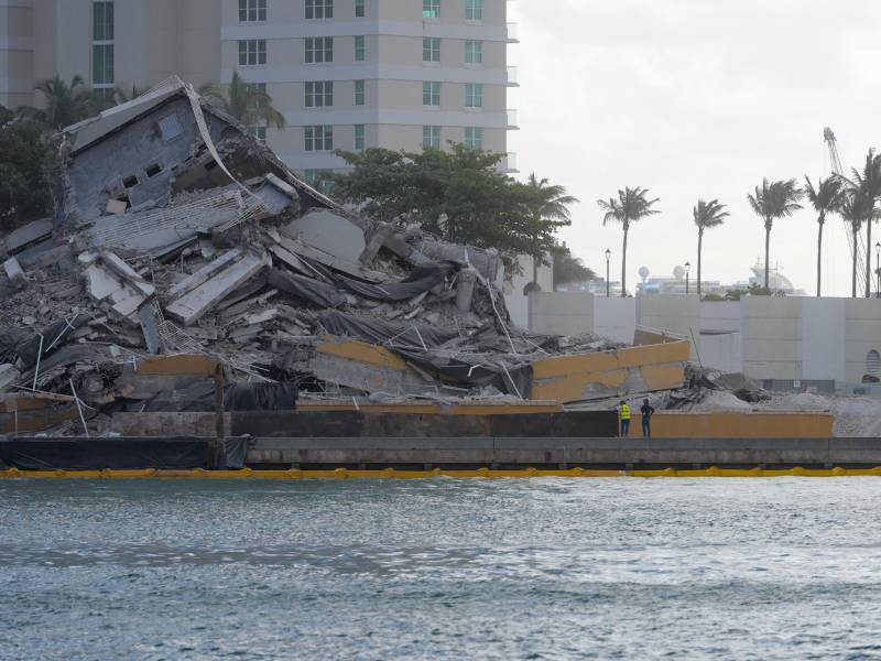 Fotografía que muestra los escombros tras la demolición del icónico hotel Mandarin Oriental de Miami.