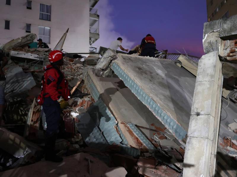 Dos fuertes terremotos sacudieron este miércoles el Caribe venezolano con apenas 39 segundos de diferencia, en una secuencia sísmica cuyo evento principal fue un sismo de magnitud 7.5, informó el sistema oficial de alerta de tsunamis de Estados Unidos.