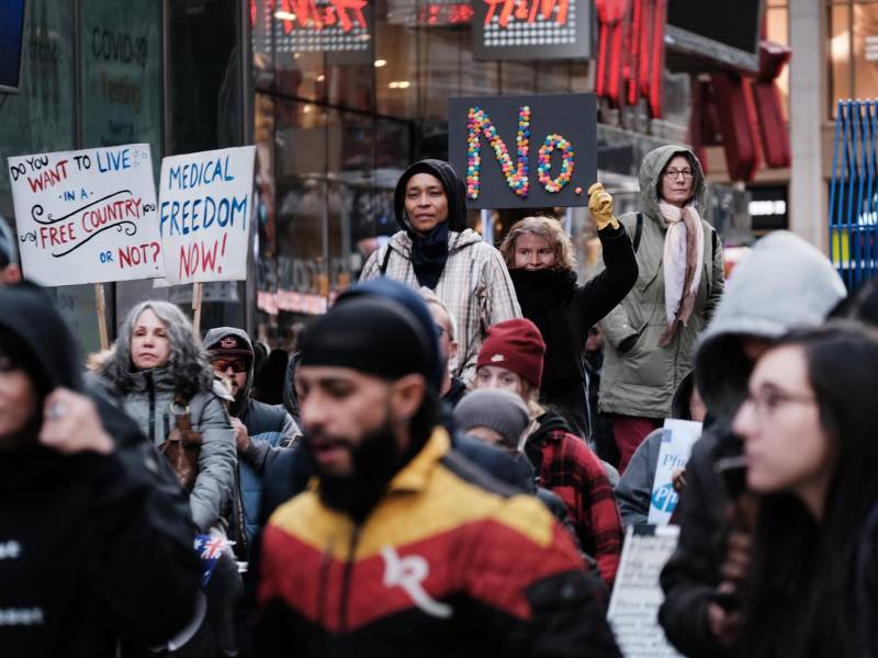 Un grupo de manifestantes antivacuna protesta en Nueva York contra la vacunación obligatoria impuesta por la municipalidad para los empleados del sector privado.
