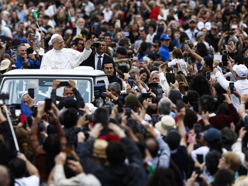 El Papa León XIV saluda desde el papamóvil a su llegada a la Audiencia General semanal en la Plaza de San Pedro, Ciudad del Vaticano, este miércoles.