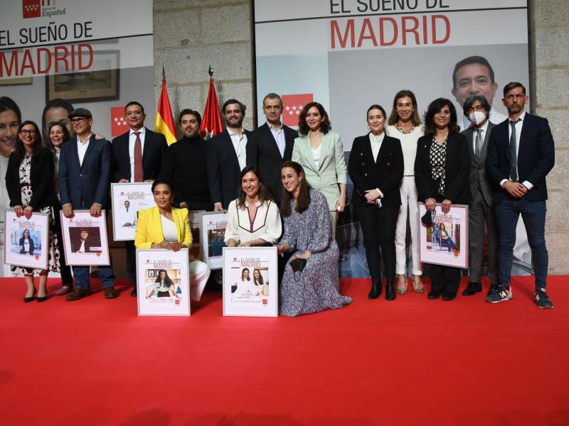 Diez destacados profesionales hispanohablantes fueron seleccionados para recibir este premio “El Sueño de Madrid”, aquí junto a los representantes de la Oficina del Español.