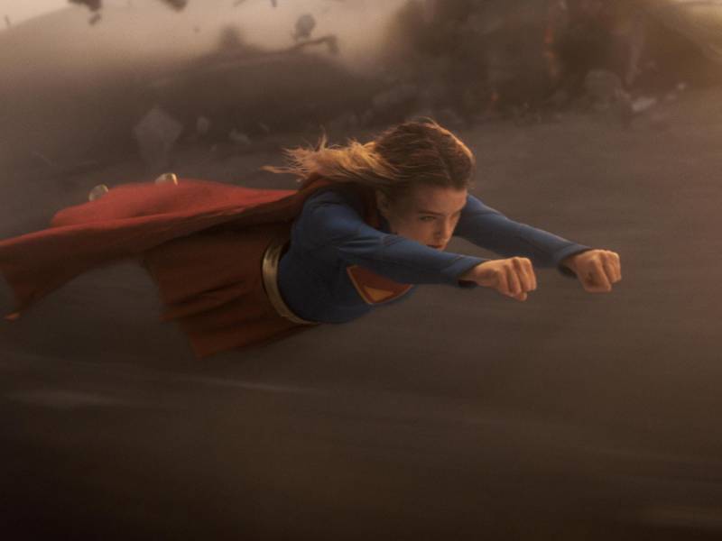 Milly Alcock en una escena de Supergirl.
