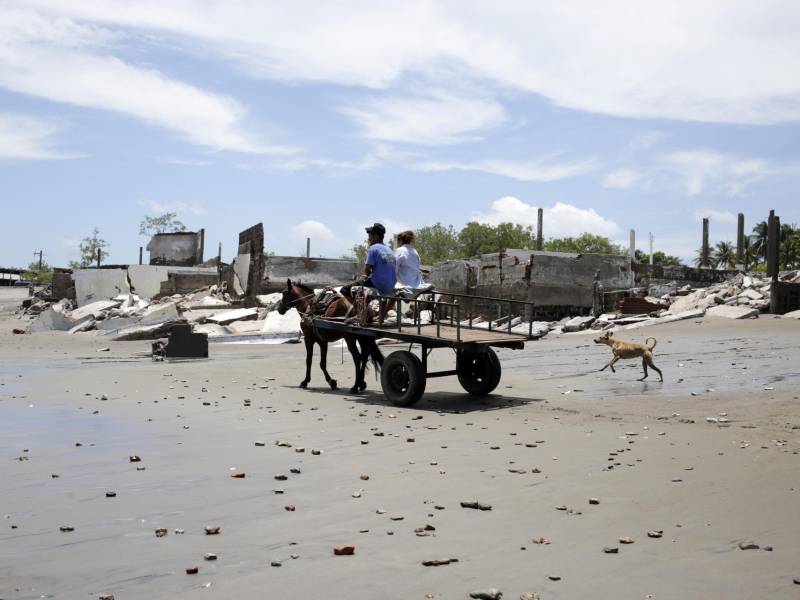 Imágenes: Cedeño se resiste a desaparecer pese a que el mar le roba terreno