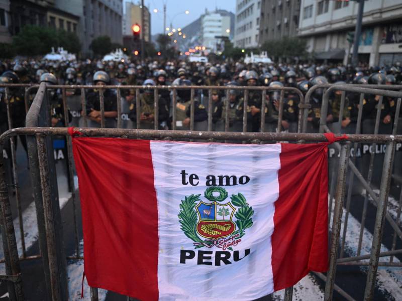 Un cerco policial resguarda el Congreso de Perú mientras los legisladores inician un nuevo debate para discutir el adelanto de elecciones.