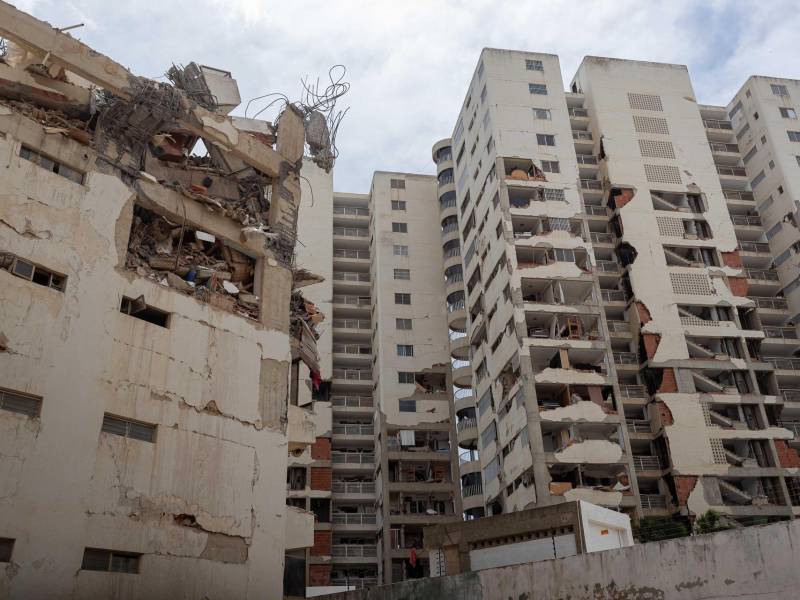 Fotografía de un edificio afectado por los terremoto, este domingo, en Catia La Mar (Venezuela).