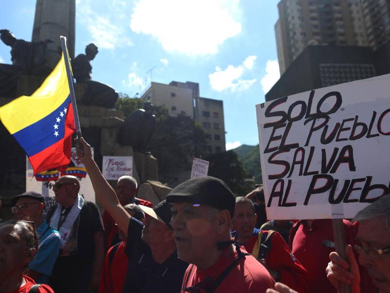Personas se manifiestan contra el diálogo impulsado por Estados Unidos que comienza hoy entre el oficialismo y un sector opositor, este sábado, en Caracas (Venezuela).