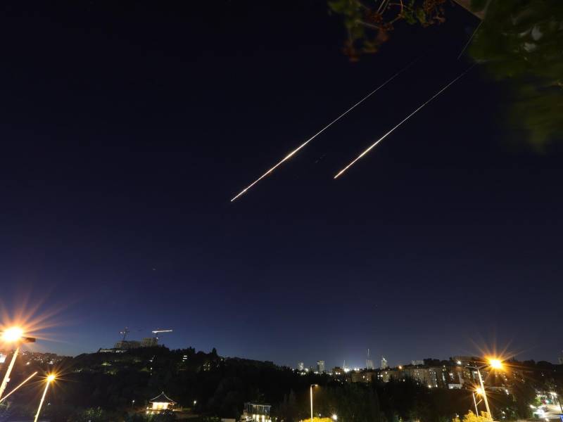 Estelas de misiles iraníes en una nueva oleada de ataques contra Israel.