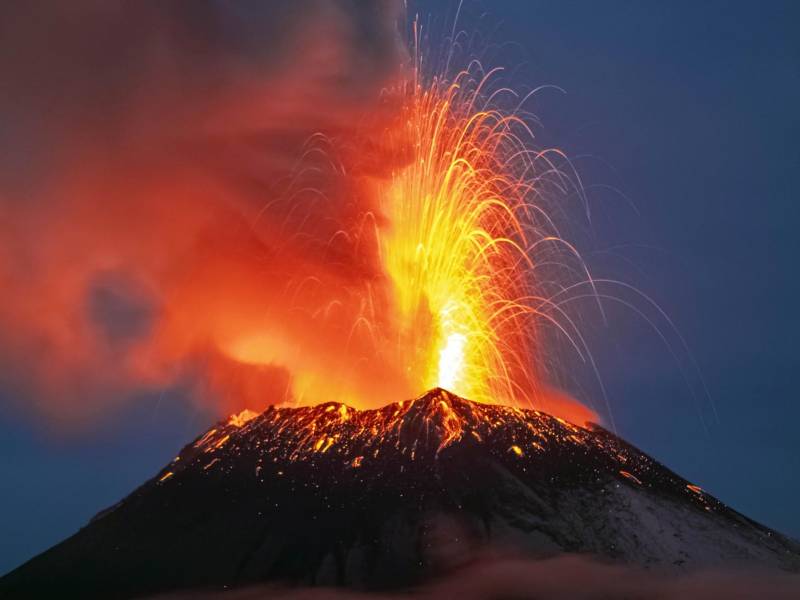 El volcán Popocatépetl se encuentra en actividad eruptiva desde el pasado sábado, arrojando cenizas y material incandescente.