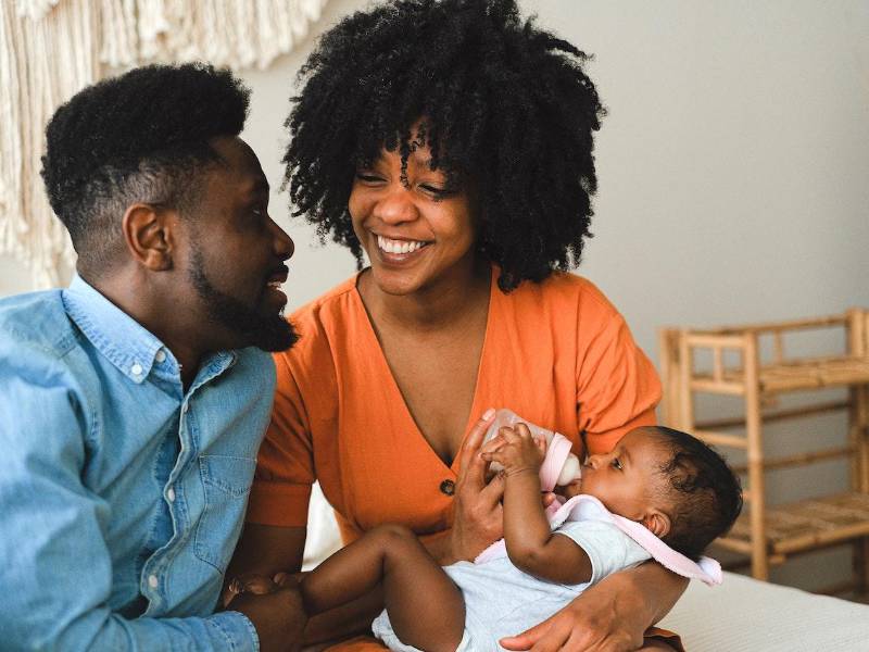 Cada dos horas un bebé es alimentado con leche materna proporcionándole energía.