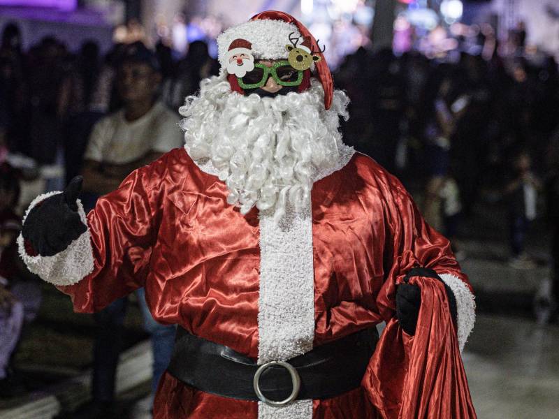 La Plataforma Unitaria Democrática (PUD), la principal coalición opositora de Venezuela, criticó este jueves que se lanzaran fuegos artificiales desde El Helicoide, sede del Servicio Bolivariano de Inteligencia (Sebin), donde se encuentran detenidos varios de los considerados presos políticos, como parte de la celebración del comienzo de la Navidad anticipada anunciada por el presidente, Nicolás Maduro. Fotos EFE