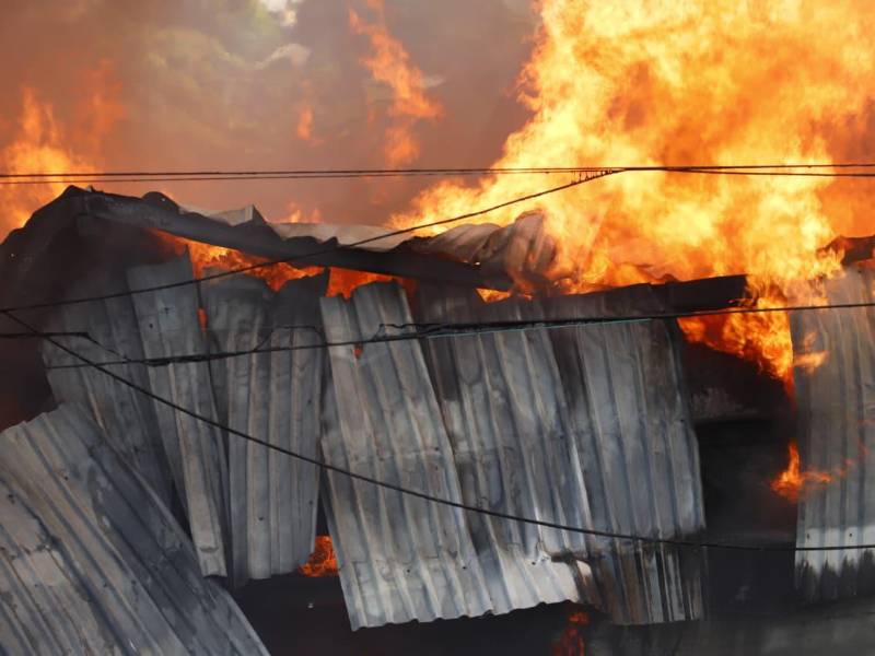 Un incendio destruyó parte de una empresa ubicada en Choloma, Cortés, que emplea a más de 700 personas. El hecho generó preocupación entre los trabajadores, especialmente a pocos días de la Navidad.