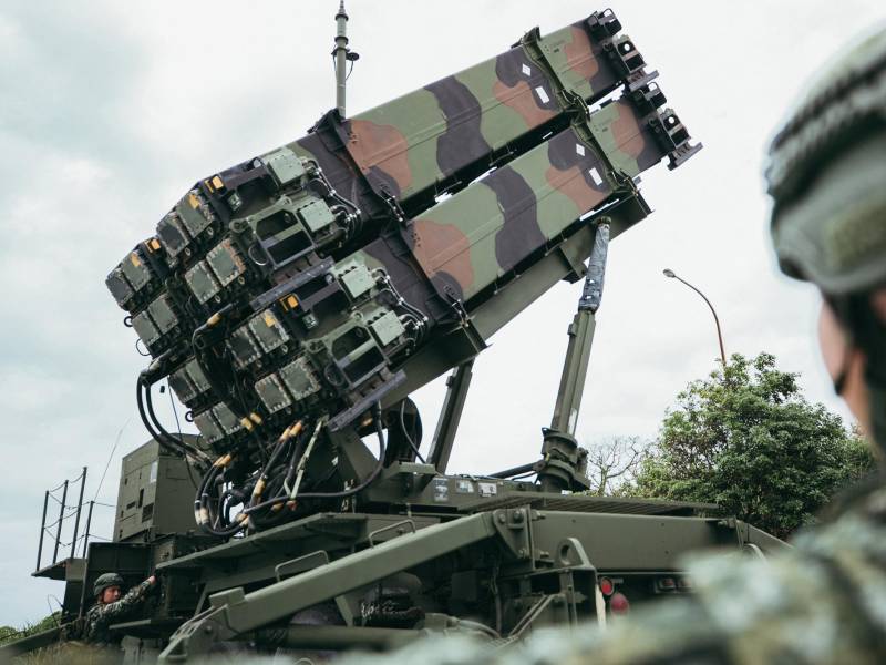 <b>China</b> declaró este lunes haber “completado con éxito” tres días de maniobras militares en torno a <b>Taiwán</b> en los que desplegó decenas de aviones para simular ataques y el “bloqueo aéreo” de la isla, que reivindica como parte de su territorio.