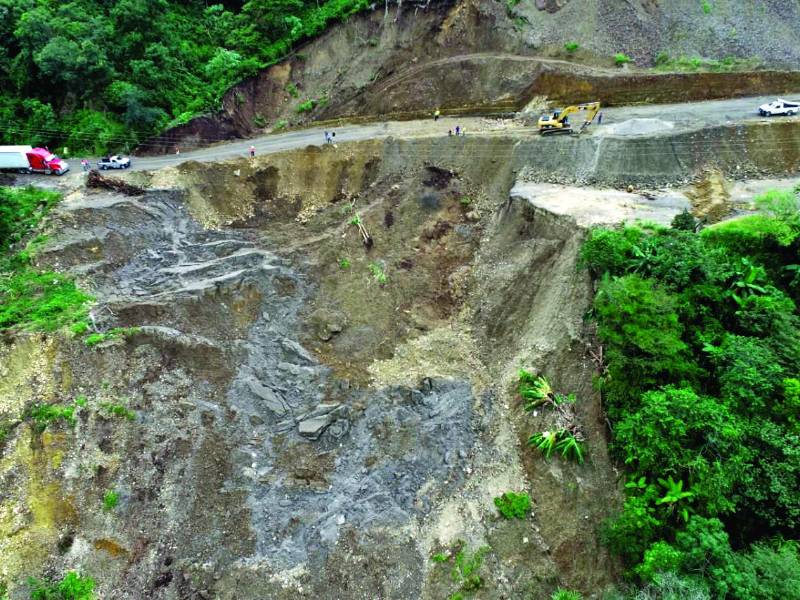 La falla de El Metal ha cortado el paso en innumerables ocasiones, está ubicada después de Cucuyagua, Copán.
