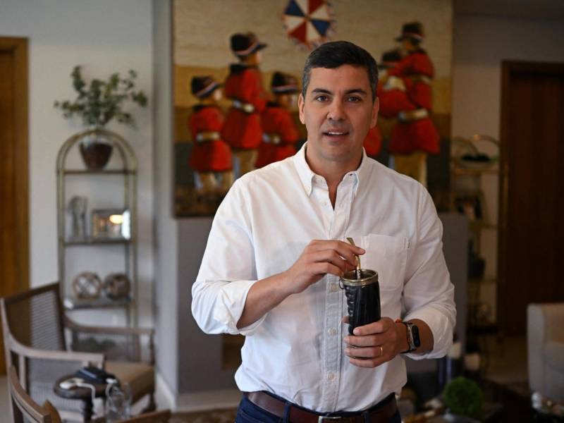 Sonriente y amable, el economista de derecha Santiago Peña, electo ayer por amplio margen presidente de <b>Paraguay</b>, logró retener el poder para el Partido Colorado, pese a sus fuertes divisiones, en medio de acusaciones de corrupción contra sus principales líderes.