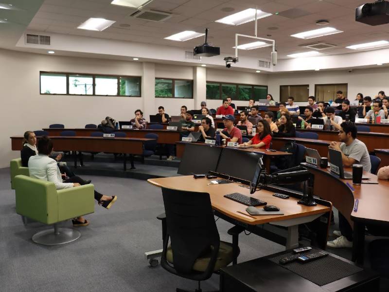 Foto de archivo de una conferencia en el INCAE.