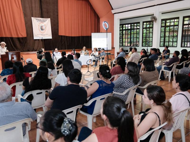 La audiencia tuvo la oportunidad de escuchar diferentes poemas, con el estilo característico de cada autor. Al final de cada bloque, también pudieron realizar sus consultas a los autores, las cuales fueron respondidas al momento.