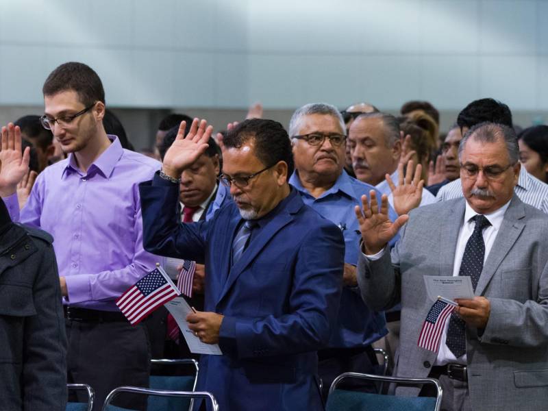 Casi diez mil personas se juramentaron como ciudadanos estadounidenses en una ceremonia de naturalizacion en el Centro de Convenciones en Los Angeles,.