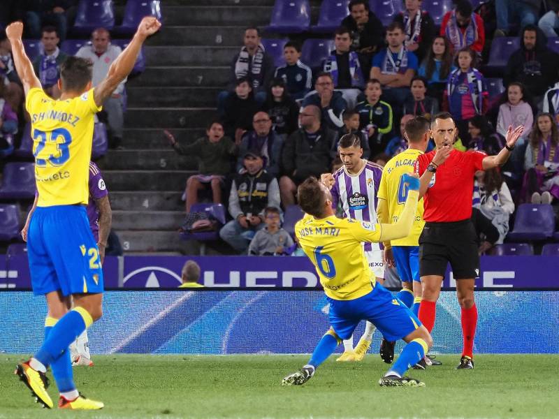 Los jugadores del Cádiz CF celebran la victoria por 1-0 ante el Real Valladolid tras el partido de la sexta jornada de Liga en Primera División .