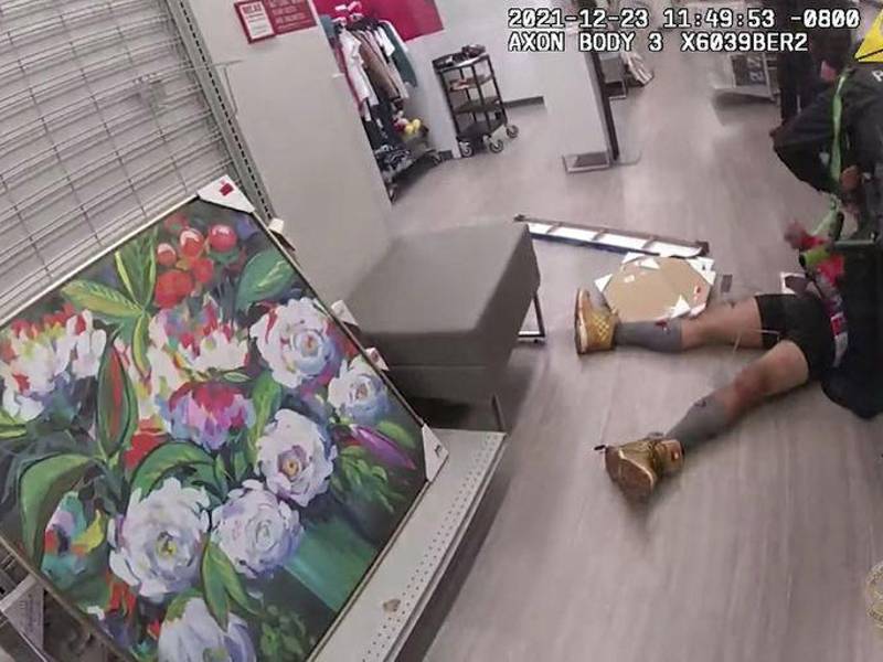 Un policía disparó contra un hombre que agredía a una mujer en una tienda de Los Ángeles, una de las balas atravesó la pared de un vestidor alcanzando a una adolescente hispana.