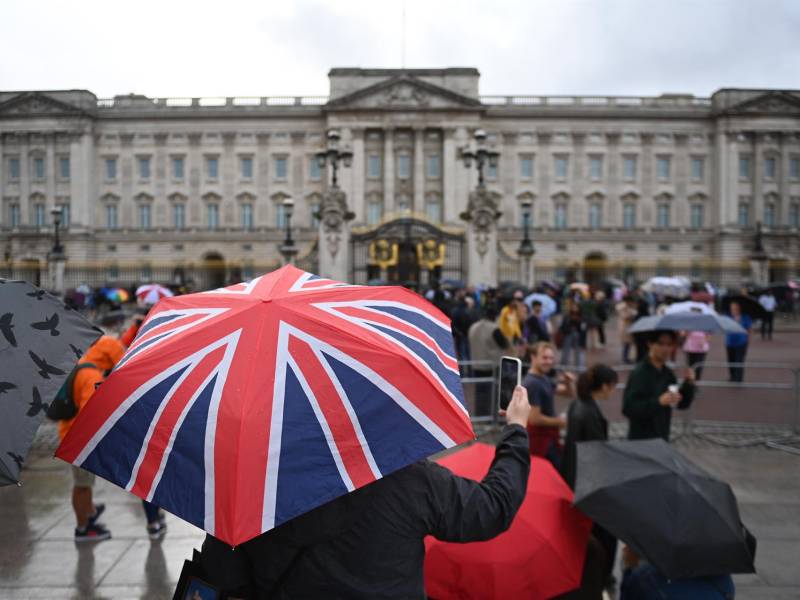 Una multitud se congregó este jueves frente al palacio de Buckingham, en Londres, después de que los médicos expresaran su preocupación por la salud de la reina Isabel II.