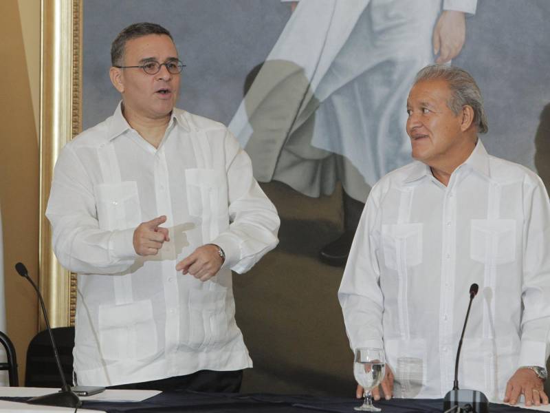 Los expresidentes de El Salvador Mauricio Funes (i) y Salvador Sánchez Cerén (d), fueron sancionados por EEUU.