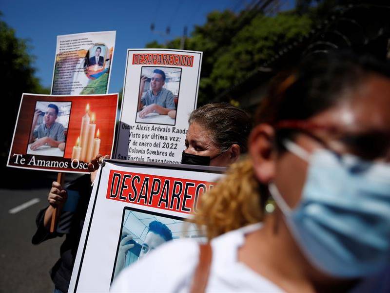 Fotografía de archivo de familiares y amigos de personas desaparecidas, denominado ´Bloque de Búsqueda de personas Desaparecidas en El Salvador´, en una manifestación.