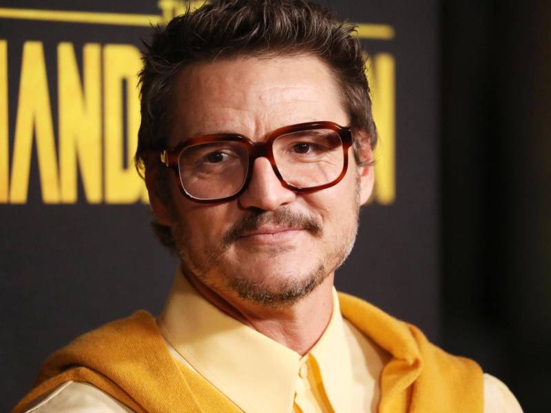 El actor chileno americano, Pedro Pascal recientemente asistió, junto al elenco, a la premiere de la tercera temporada de la serie 'The Mandalorian' de Disney+. Como ya es su costumbre asistió solo a la presentación, contrario a otras celebridades que van acompañadas a estos eventos usualmente con su pareja.