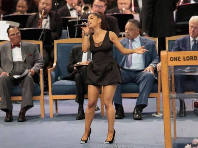 El homenaje a la fallecida cantante Aretha Franklin comenzó en el templo Greater Grace, de Detroit, donde Ariana Grande interpretó 'You Make Me Feel Like) a Natural Woman', la cual fue aplaudida y ovacionada por los asistentes, pero lo que se robó las miradas fue su minivestido negro en el acto solemne, lo cual provocó una serie de críticas en las redes sociales.