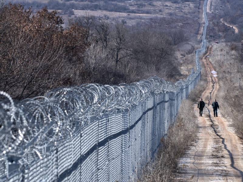 Policías estadounidenses cuidan las orillas de la frontera.