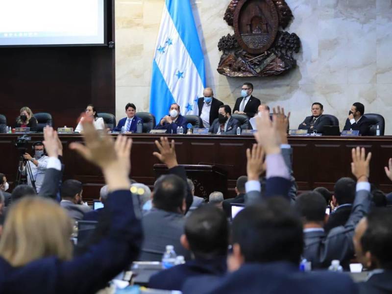 Diputados de Hondura levantando su mano en sesión | Fotografía de archivo