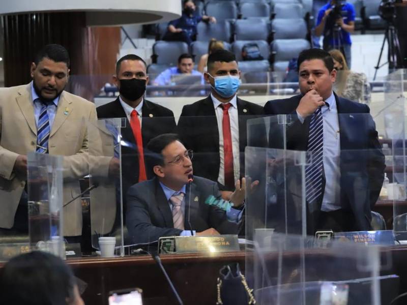 El diputado por Comayagua Rolando Barahona (al centro de la fotografía) en una sesión legislativa.