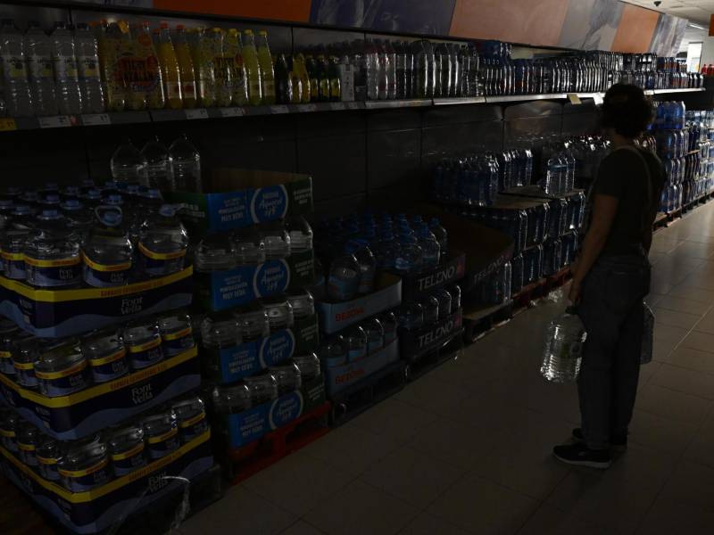 Vista de un supermercado durante el apagón este lunes en una gasolinera de Castellón.
