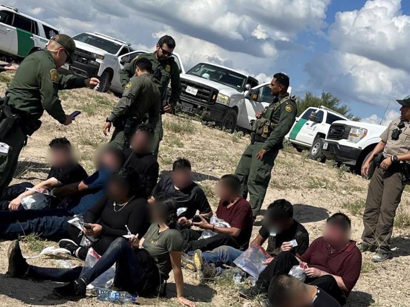 Un grupo de migrantes es detenido en la frontera de México con Estados Unidos.
