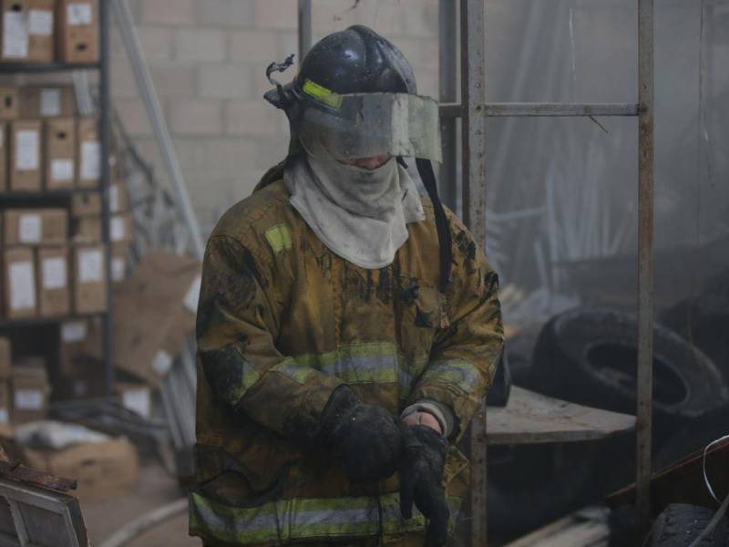 Bomberos controlan incendio en bodega del Instituto Nacional de Migración.
