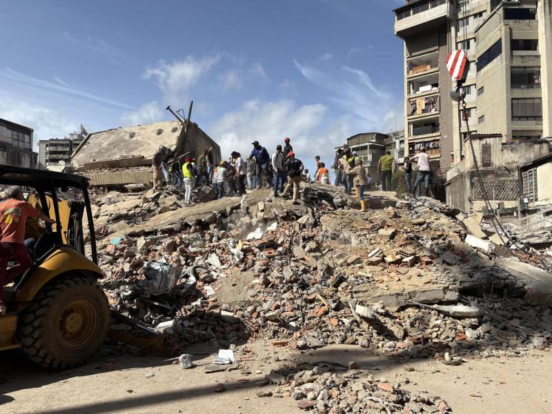 Personas ayudan a remover escombros de edificios derrumbados por los terremotos este jueves, en el sector San Bernardino, en Caracas (Venezuela). EFE/ Carlos Seijas
