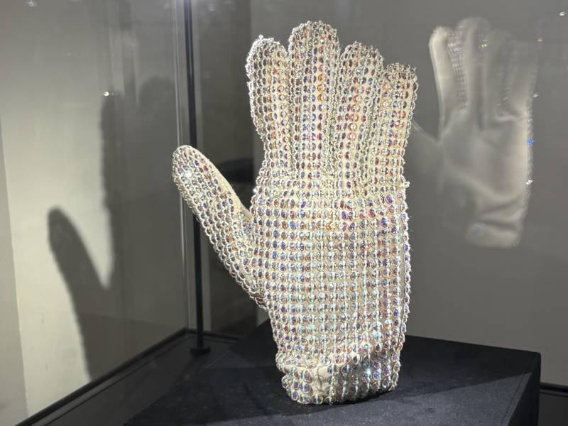 Un guante forrado con joyas de Swarovski que Michael Jackson portó en un ensayo para su concierto del 14 de julio de 1988 en el Estadio de Wembley en Londres fue subastado este miércoles en París por 113.737 euros, informó la casa Aguttes.