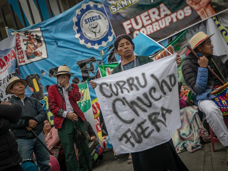 Pese a incidentes violentos y amenazas de represión en algunas carreteras, hoy en Ciudad de Guatemala indígenas mantienen protestas. EFE/ David Toro