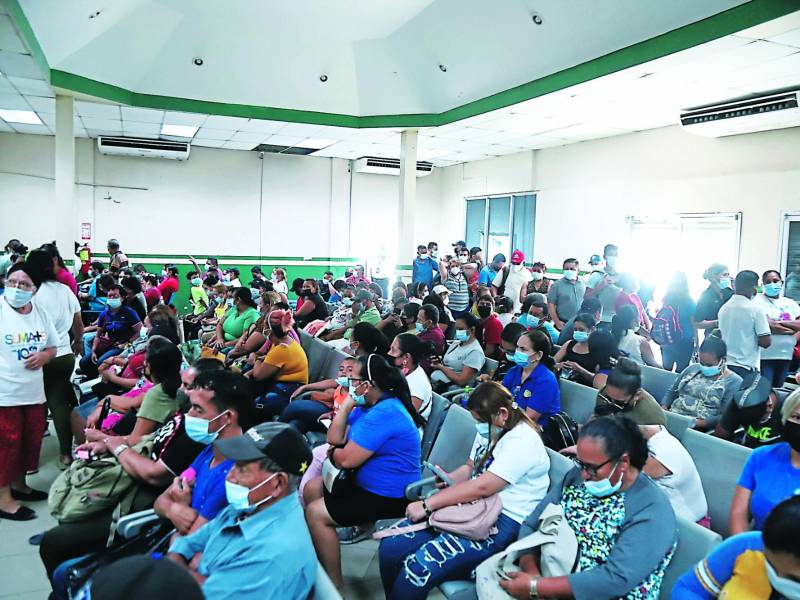 Mientras hay disputas de poder, el IHSS carece de medicamentos. Foto: Franklyn Muñoz