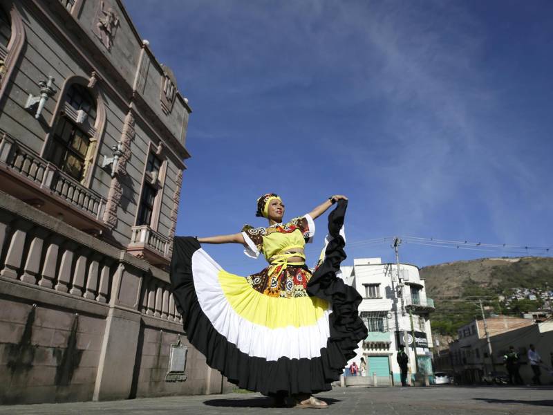 Budari Palacios, Garífuna hondureña, posa durante una marcha este domingo, en Tegucigalpa (Honduras).