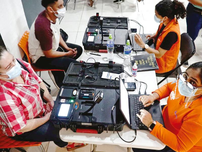 Las personas que todavía no se han enrolado pueden hacerlo en los centros de entrega.