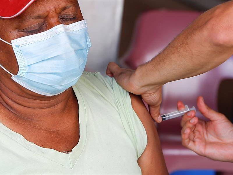 Equipos de Salud atienden a nivel nacional con el objetivo de inocular a la población.