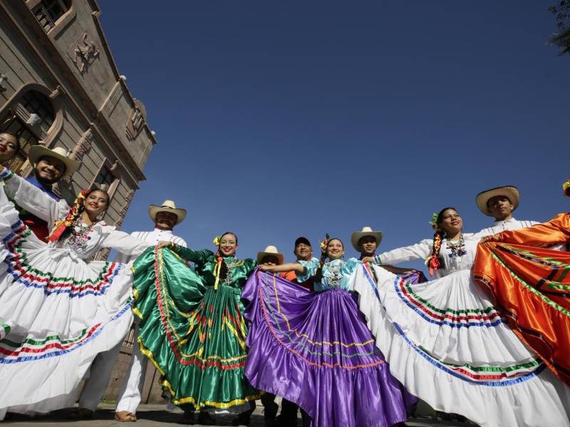 Integrantes de la agrupación de danza folclórica Imágenes Catrachas de la Universidad Pedagógica Nacional Francisco Morazán, posan durante una marcha este domingo, en Tegucigalpa (Honduras).
