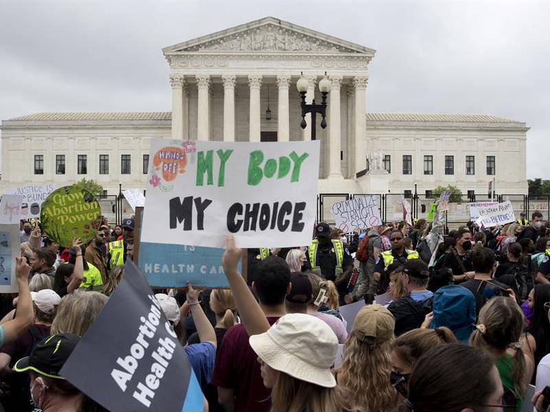 Miles de mujeres salieron este sábado a las calles de las principales ciudades de Estados Unidos para manifestarse a favor del aborto legal en todo el país, ante la posibilidad de que el Tribunal Supremo tumbe próximamente la protección constitucional de este derecho.